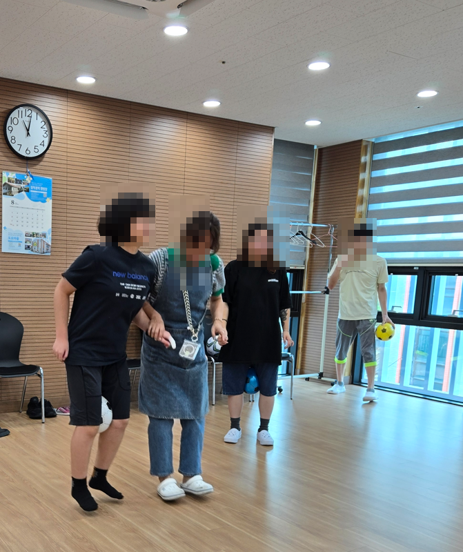 피구공으로 스트레칭하는 마음길 친구들