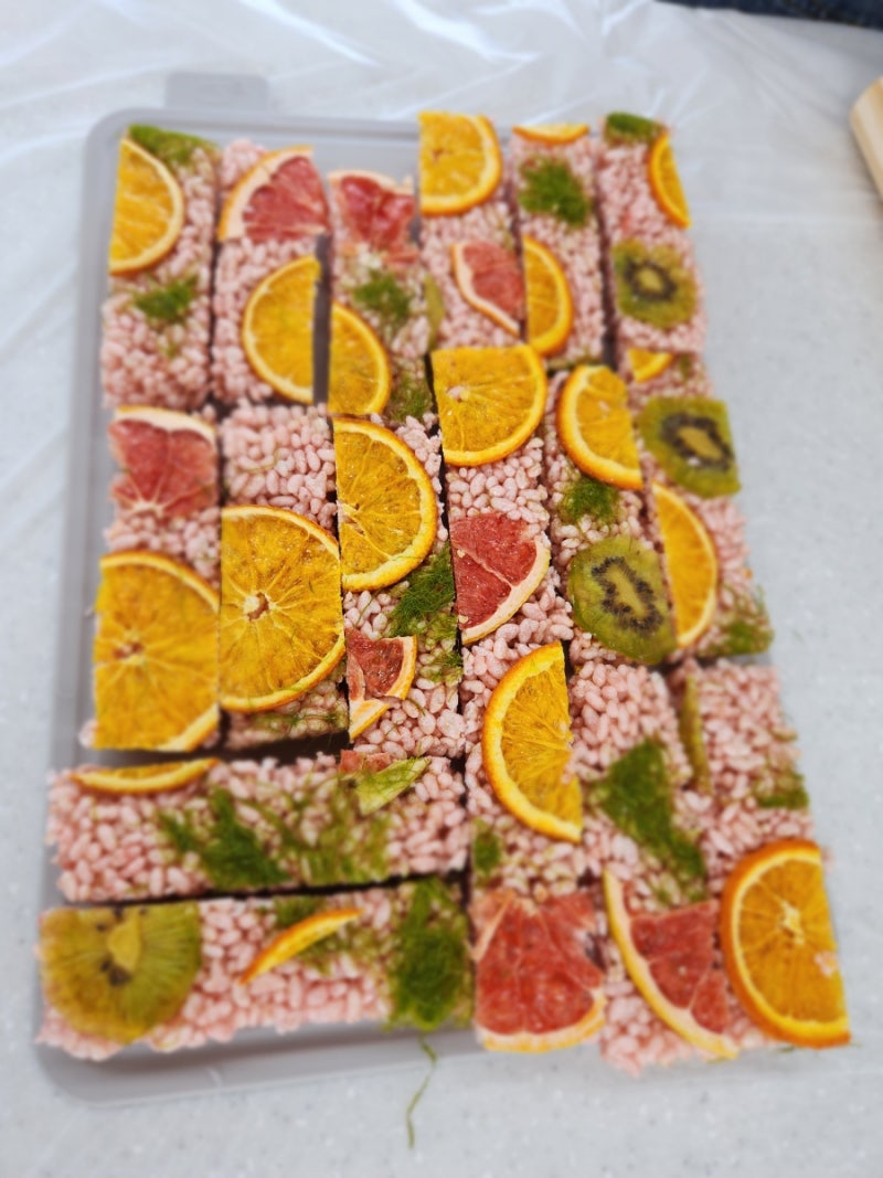 바삭한 강정과 과일칩의 조화